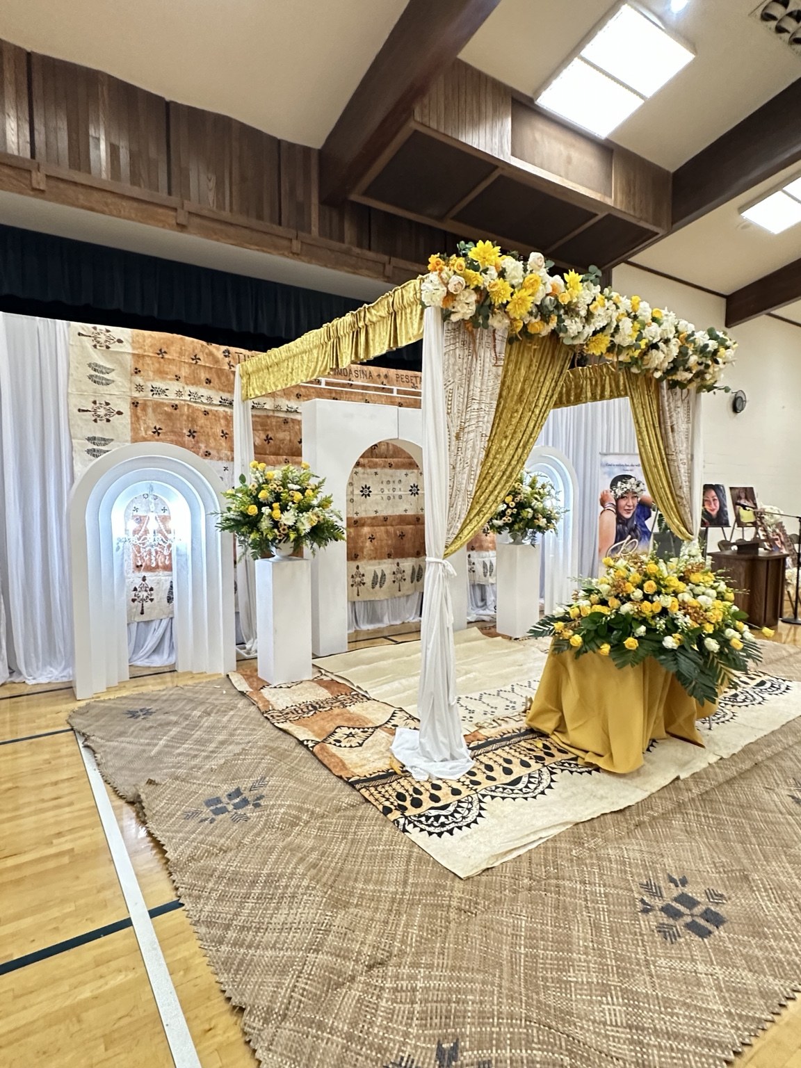 Gold & white memorial setting
